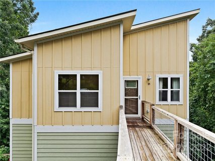 18 Crestwood Lane sold home in Woodside Hills, Candler, NC