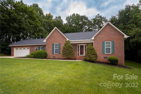 3034 8th Street Court sold home in Windsor Forest, Hickory, NC