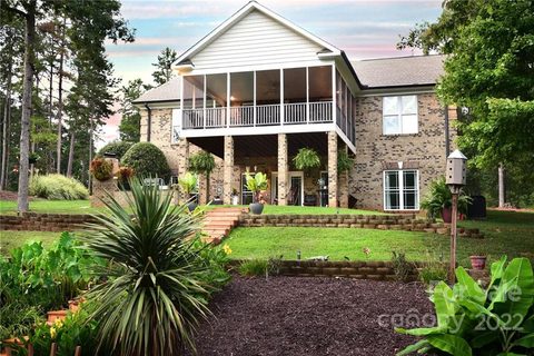 Previously sold for $899,600