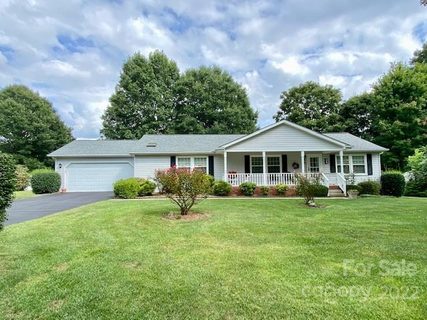 15 Meadow Drive sold home in Meadows Of Etowah, Horse Shoe, NC