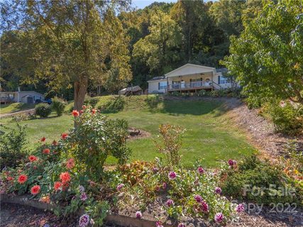 389 Rovingwood Drive sold home in Village Crossing, Waynesville, NC
