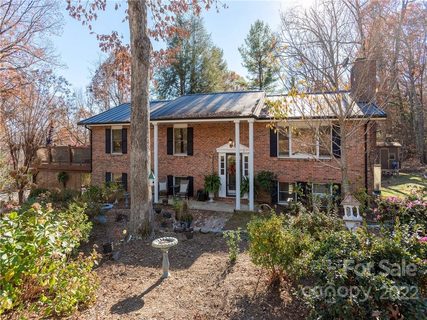 402 Lamp Post Drive sold home in Lamplighter Estates, Zirconia, NC