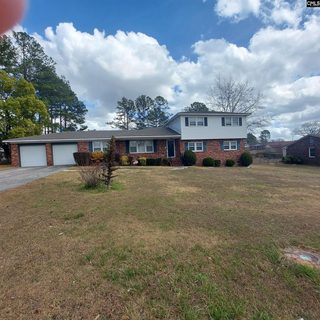 9850 Windsor Lake Boulevard active home in Briarwood, Columbia, SC