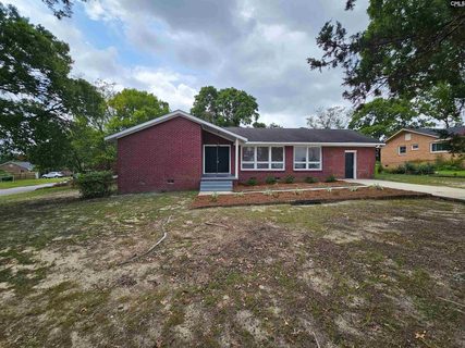 8220 Hunt Club Road active home in Windsor Lake, Columbia, SC