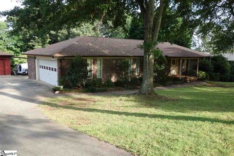 251 Ravenwood Circle