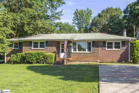 109 Fairlawn Circle