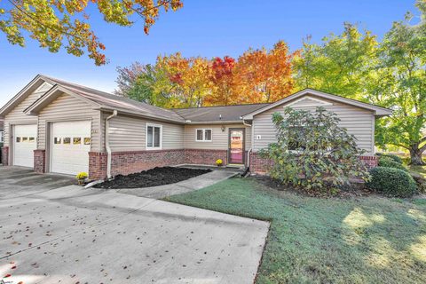 407 Lakeside Circle