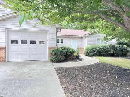 211 Lakeside Circle