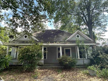 215 W Earle Street