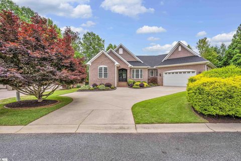 422 Hunters Circle