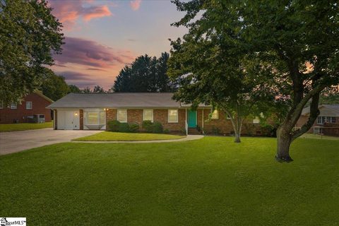 8 Danbury Drive sold home in Wade Hampton Gardens, Greenville, SC