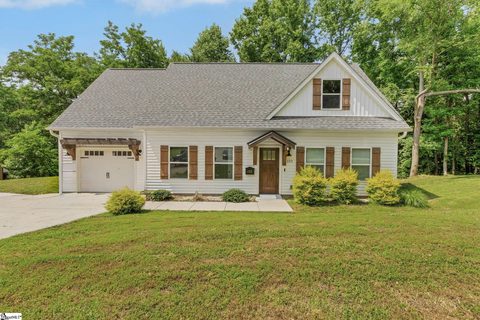 122 Hunters Woods Drive