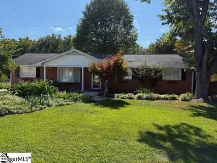 15 Fairlawn Circle active home in Fenwick Heights, Greenville, SC