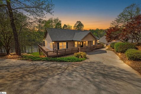 143 W Waters Edge Lane active home in Waters Edge, West Union, SC