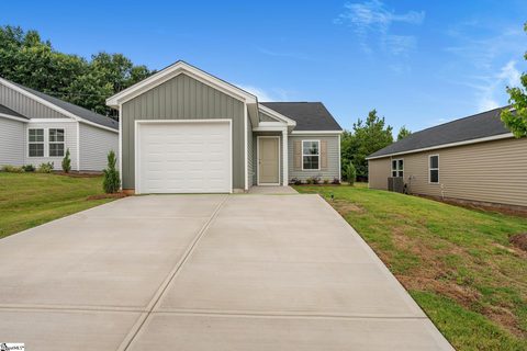 155 Cloverfield Lane active home in Evergreen, Spartanburg, SC