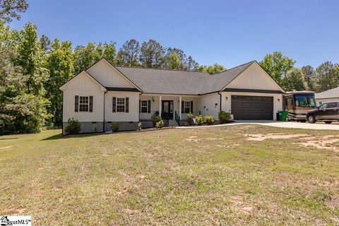 136 Maret Road active home in Horse Shoe Bay, Townville, SC