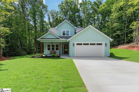 406 Point Road active home in Chickasaw Point, Westminster, SC
