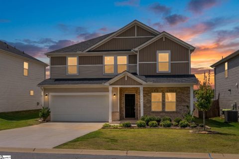 304 Garrison Grove Road active home in Garrison Grove, Simpsonville, SC