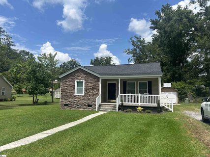204 Elm Street active home in College View, Clinton, SC