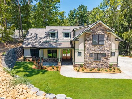 503 Point Road active home in Chickasaw Point, Westminster, SC