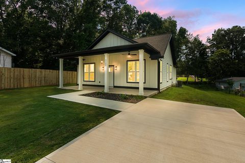 119A Woodland Drive active home in Woodland Heights, Fountain Inn, SC