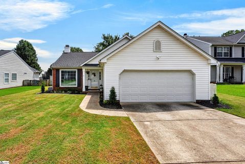 19 Summerlin Place active home in Fairview Lake, Simpsonville, SC