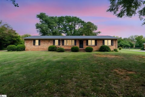 105 Thunderbird Place active home in Pierce Acres, Spartanburg, SC