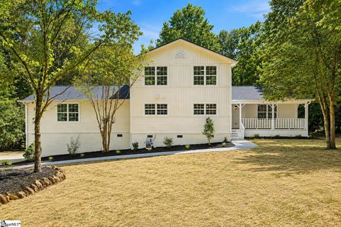 8 Overlook Court active home in Oak Hollow, Greenville, SC