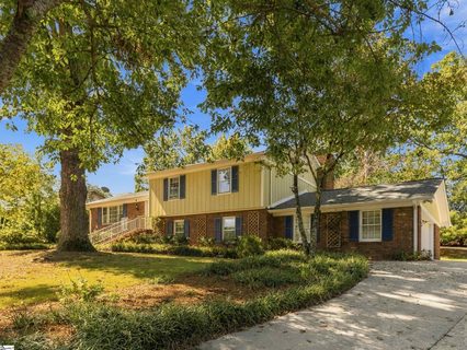 6 Braddock Drive active home in Brook Glenn Gardens, Taylors, SC