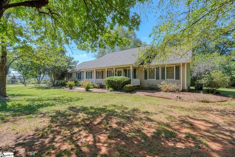 404 Cresthaven Drive active home in Tyler Oaks, Boiling Springs, SC