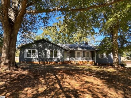 207 Laurelwood Drive active home in Laurelwood, Boiling Springs, SC