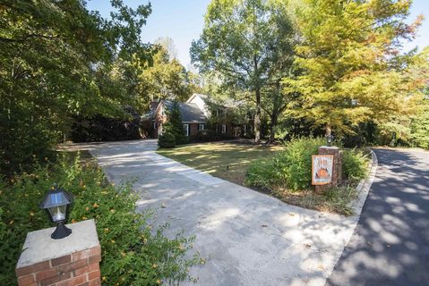 160 Lakeland Court
