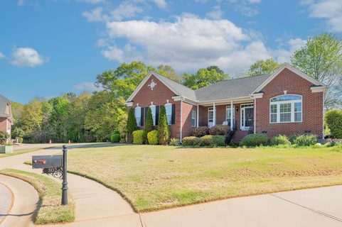 806 Hartscove Court active home in Glen Lake, Boiling Springs, SC