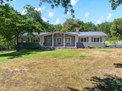 1064 Knollwood Acres Road active home in Knollwood Acres, Boiling Springs, SC