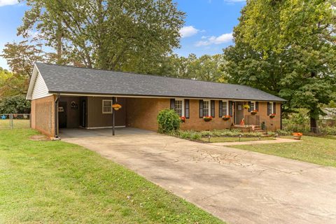 418 Wedgewood Drive active home in Springfield, Boiling Springs, SC