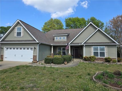304 Knoll View active home in Shadowood, Seneca, SC