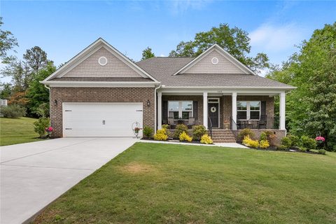 2609 Dog Leg Lane active home in Cross Creek Plantation, Seneca, SC