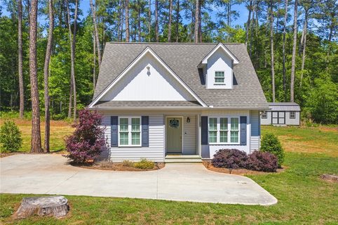 217 Singing Pines Road active home in Singing Pines, Seneca, SC
