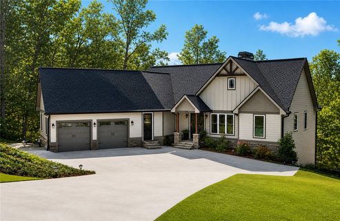 107 W Waters Edge Lane active home in Waters Edge, West Union, SC