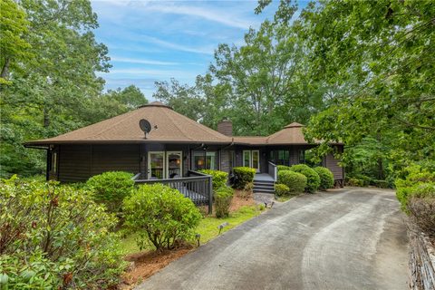 A home in Keowee Bay