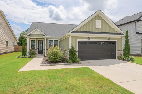 124 Laurel Oak Drive active home in The Oaks At Midway, Anderson, SC