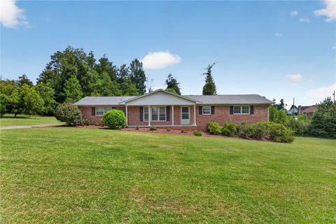 602 W. Quincy Road active home in Adams, Seneca, SC