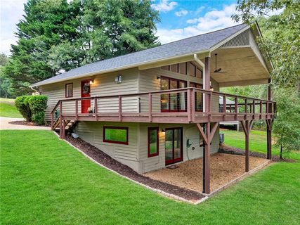 Homes in Keowee Cove, Seneca