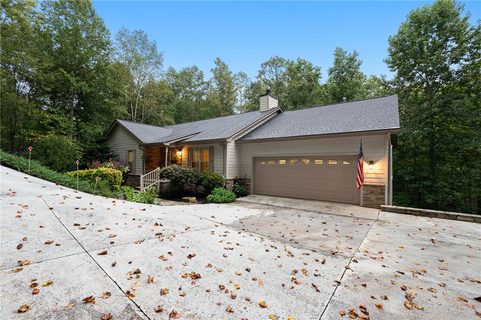 73 Starboard Tack Drive active home in Keowee Key, Salem, SC