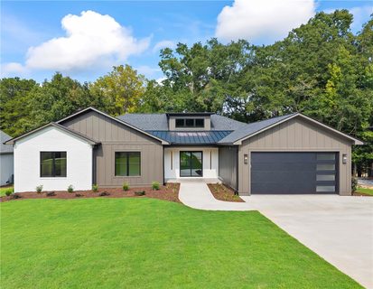 380 Capri Point Point active home in Capri Point, Lavonia, GA