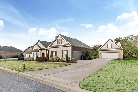 1015 Hillcrest Court